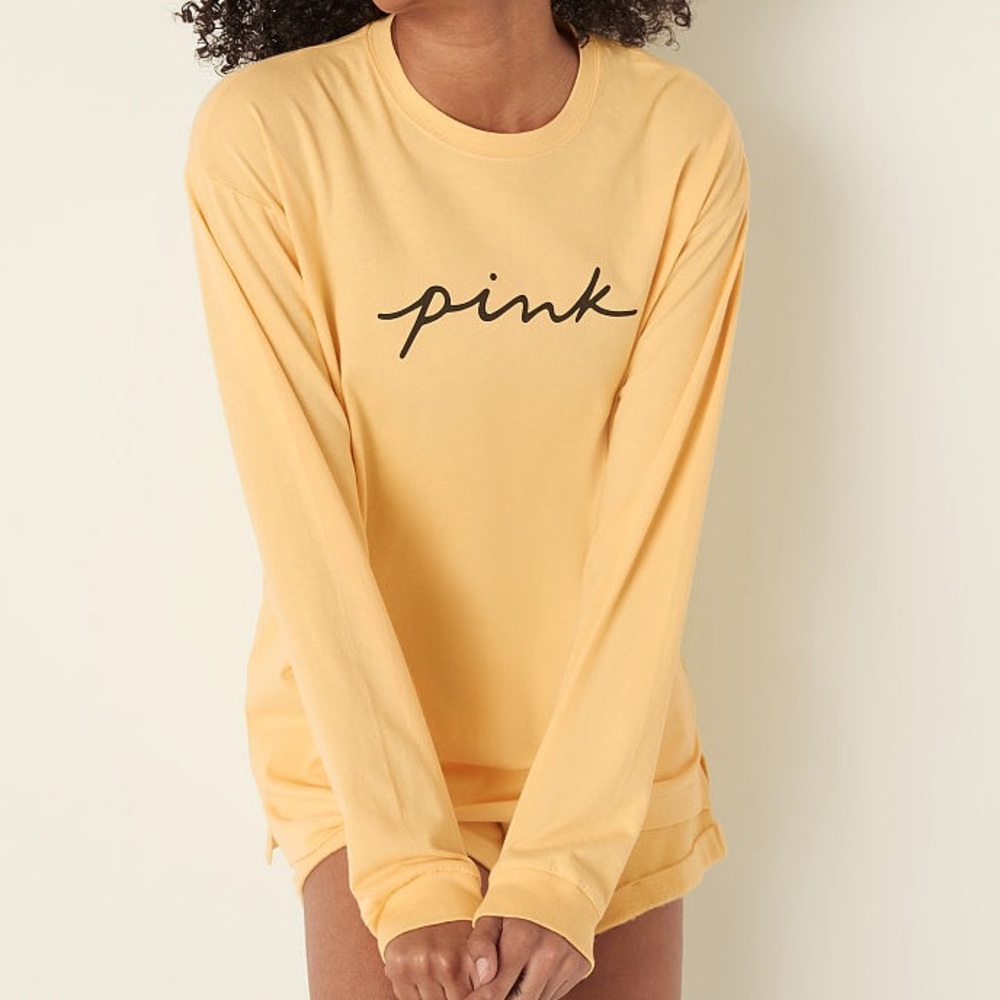 💗VS PINK HONEYCOMB GOLD SCRIPT LOGO CAMPUS TEE - Picture 1 of 6